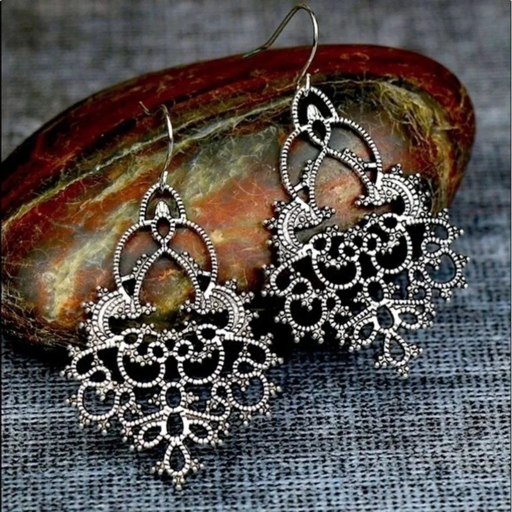 🍁🍁🍁Silver lace drop earrings with stainless steel hooks - Picture 3 of 4